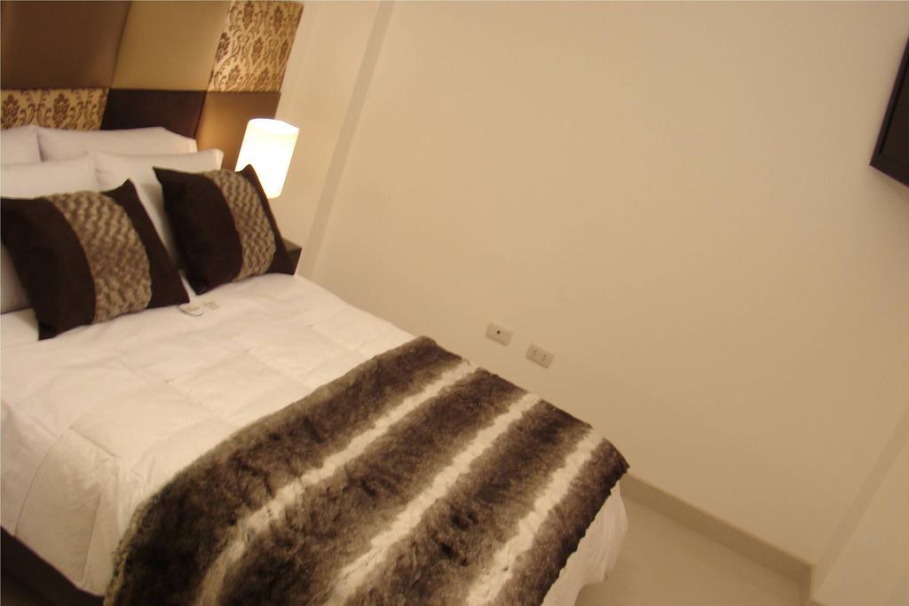 טרוחיו Hostal Media Luna מראה חיצוני תמונה
