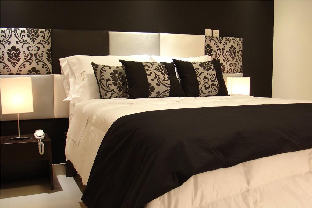 טרוחיו Hostal Media Luna מראה חיצוני תמונה