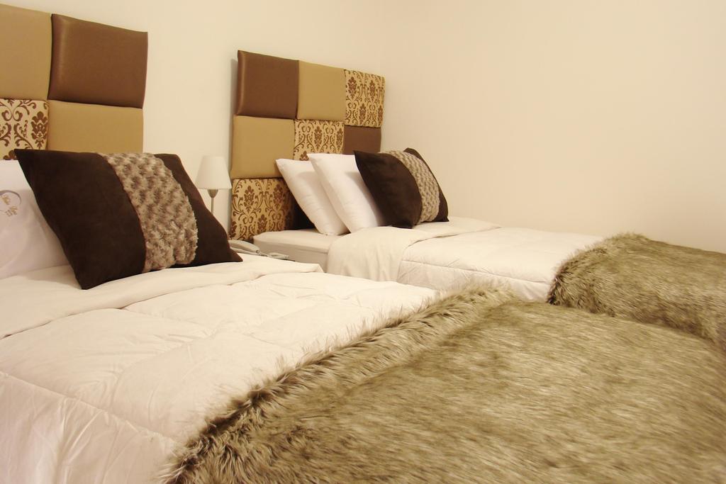 טרוחיו Hostal Media Luna מראה חיצוני תמונה