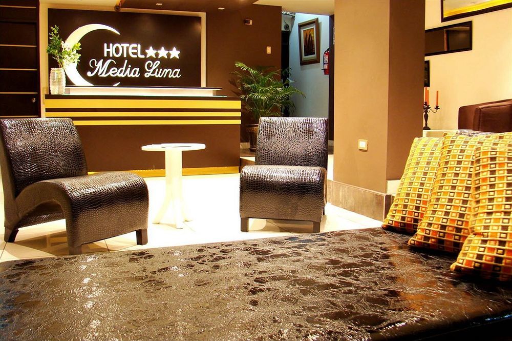 טרוחיו Hostal Media Luna מראה חיצוני תמונה