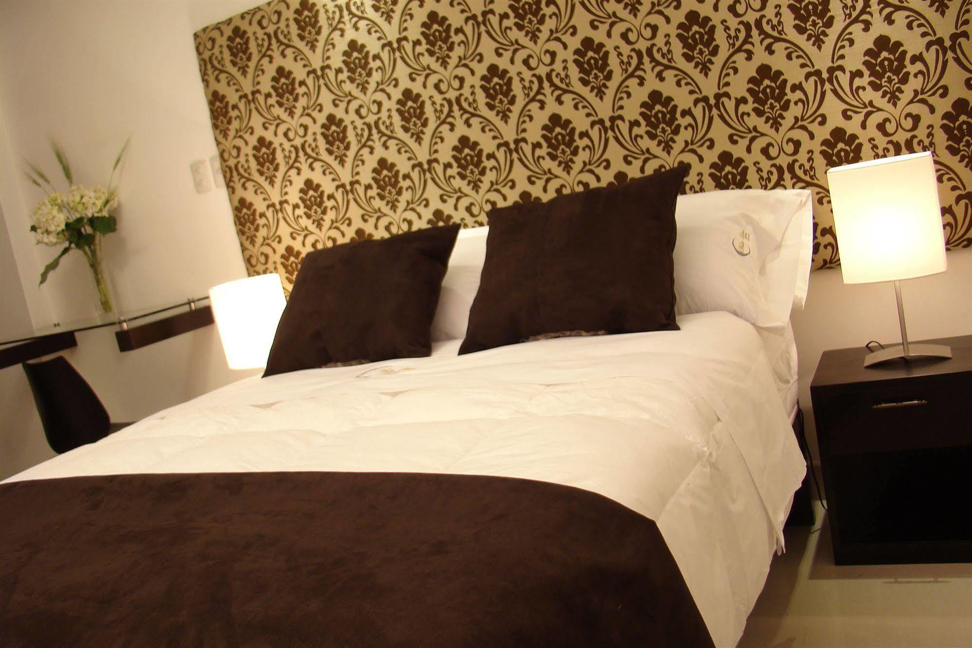 טרוחיו Hostal Media Luna מראה חיצוני תמונה