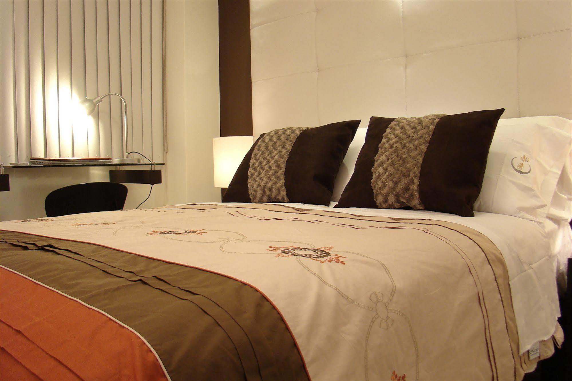 טרוחיו Hostal Media Luna מראה חיצוני תמונה
