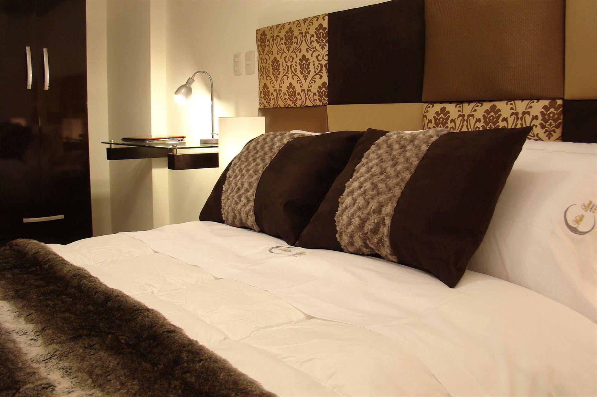 טרוחיו Hostal Media Luna מראה חיצוני תמונה
