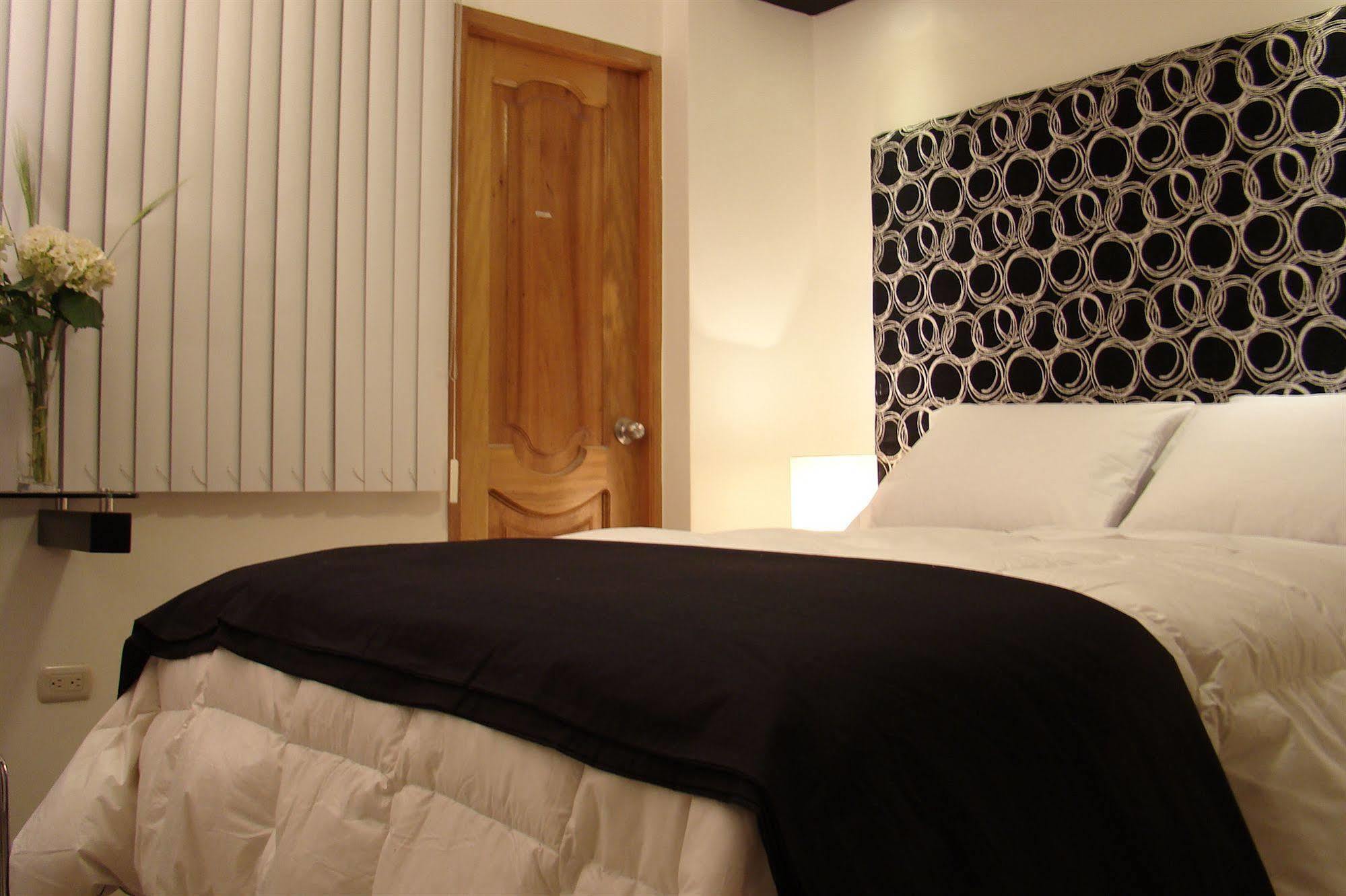 טרוחיו Hostal Media Luna מראה חיצוני תמונה