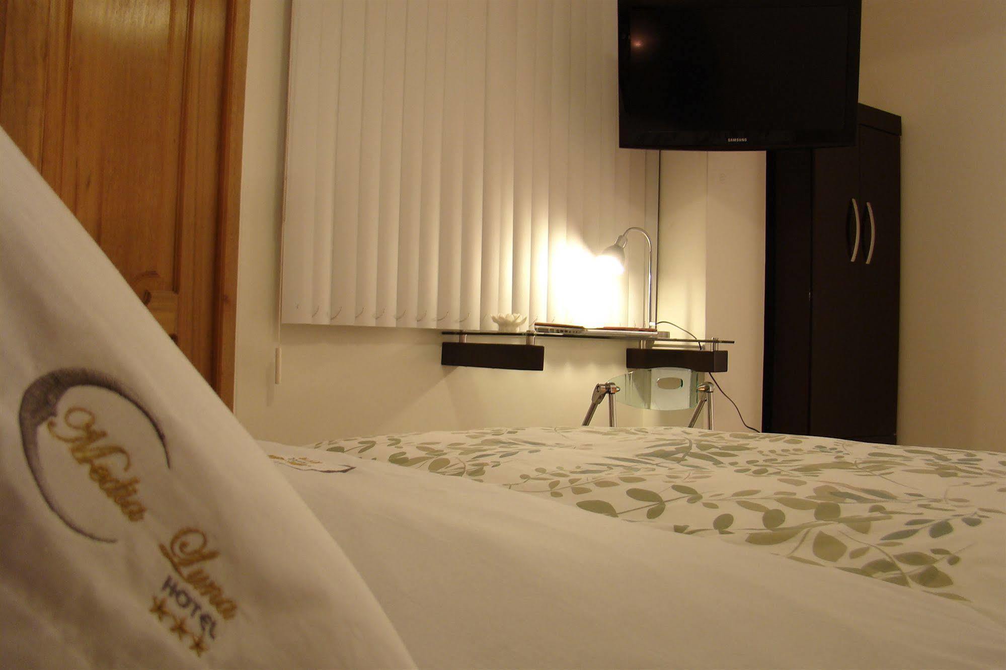 טרוחיו Hostal Media Luna מראה חיצוני תמונה