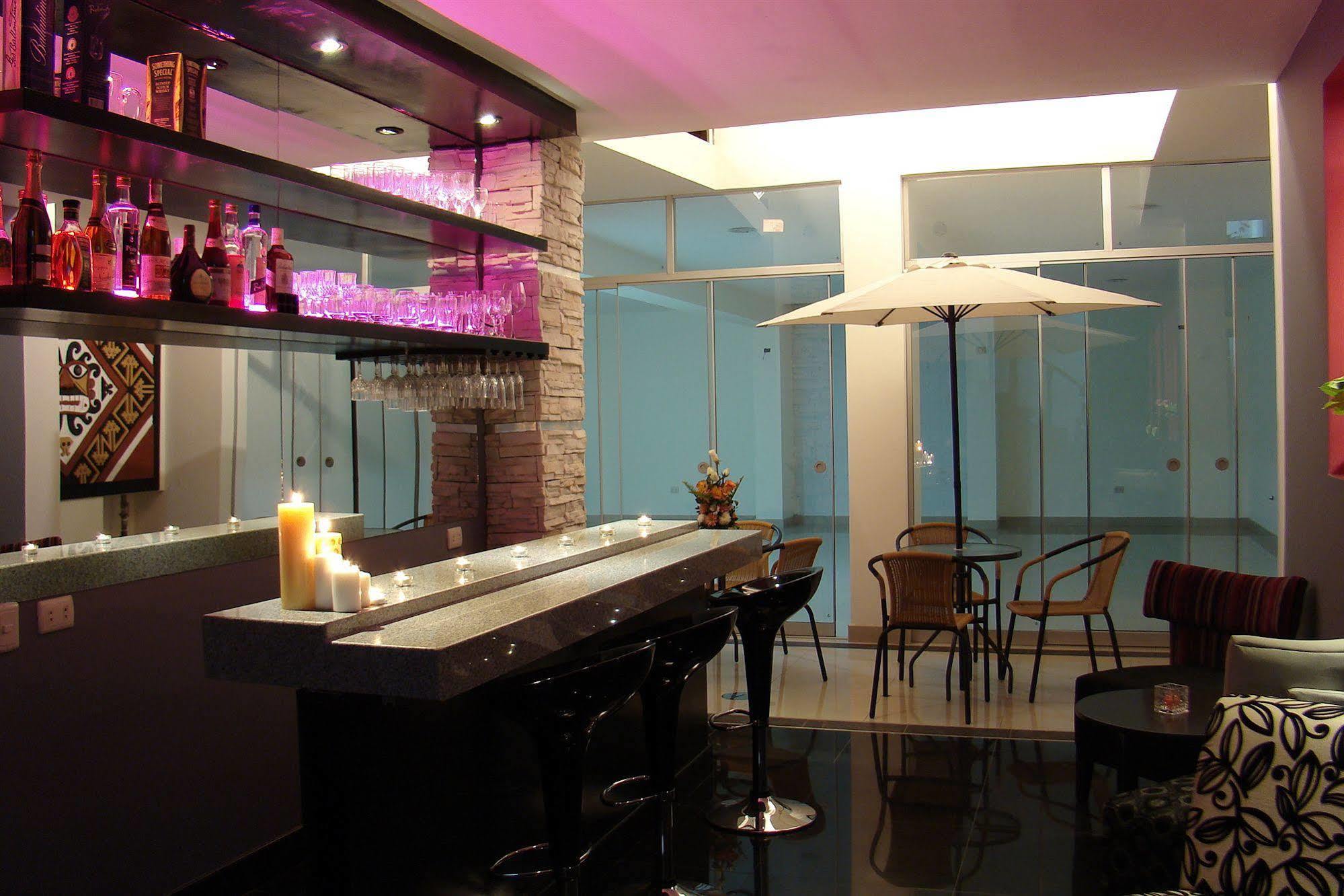 טרוחיו Hostal Media Luna מראה חיצוני תמונה